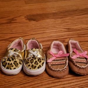 2 pairs of infant shoes